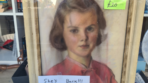 網上熱話｜古董咪亂買？一幅神秘女孩古董畫 賣出兩次均被退回 店方坦承︰可能有嘢