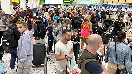 英航空管制系統故障 須改為手動輸入 機場大混亂 80%離境航班延誤 