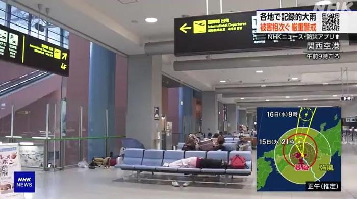 颱風蘭恩｜陸空交通停擺，旅客在關西機場過夜。(互聯網)