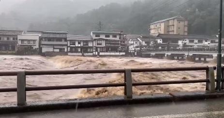 颱風蘭恩｜網民上傳三朝溫泉一帶河水暴漲的畫面。(互聯網)