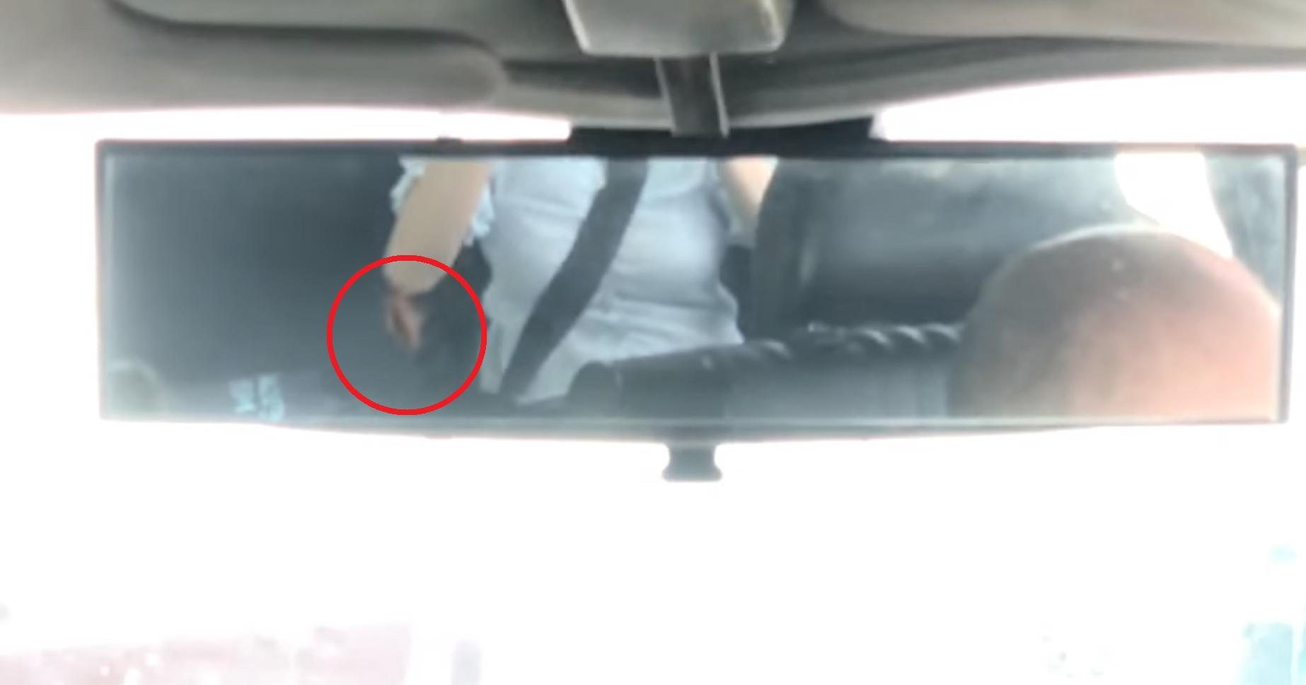 網上熱話｜銅鑼灣的士小強滿車爬 港女如踏進「曱甴屋」一個原因被困大崩潰