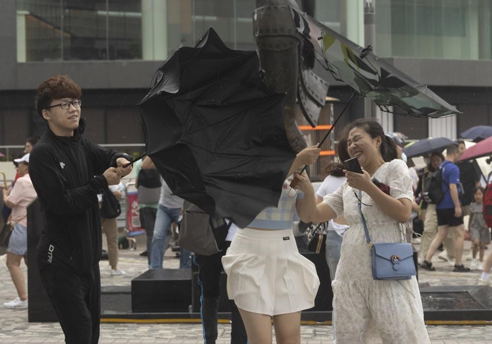陳栢緯：受全球暖化影響，本港強颱風比例會增加。(資料圖片)