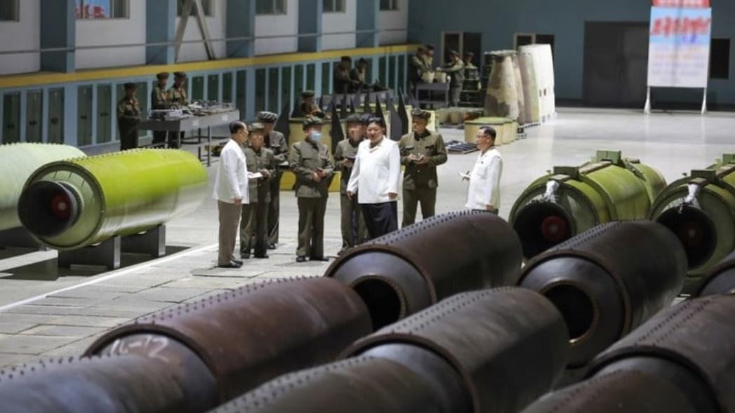 金正恩視察軍工廠，要求增產導彈炮彈及戰車等。(朝中社)