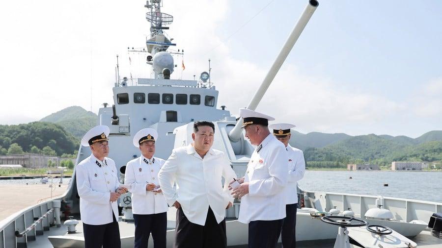 金正恩視察海軍部隊及巡航導彈發射訓練。(朝中社)