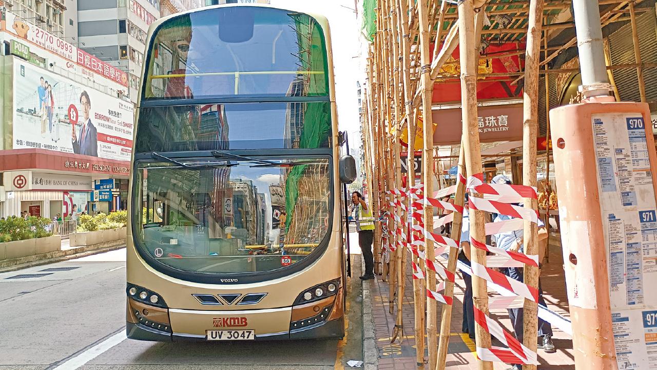 旺角新興再跌石屎 擊穿巴士直墮上層 幸無人傷 大廈裝修負責人被捕