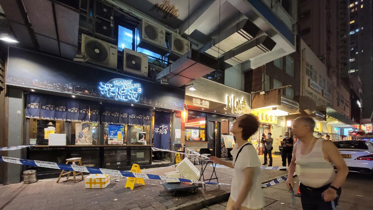 灣仔晚上有大廈石屎剝落