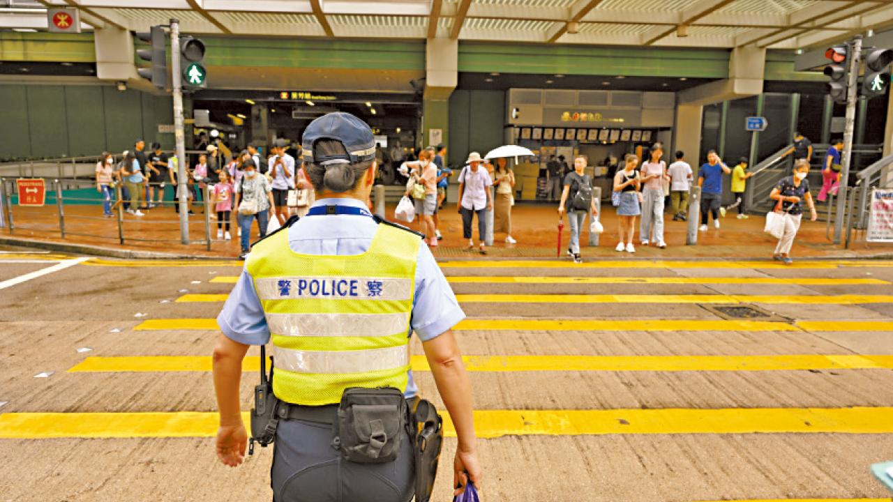 警一連兩周全港捉亂過馬路 違者罰款二千 冀警惕市民守法保命 懲罰形式教育惹熱議
