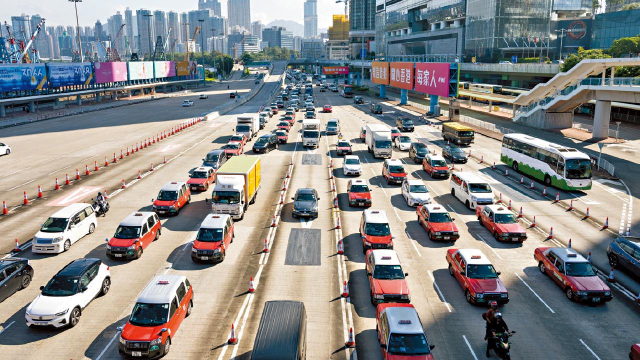 政府收回西隧即推三隧分流 首日大批的士行西隧過海