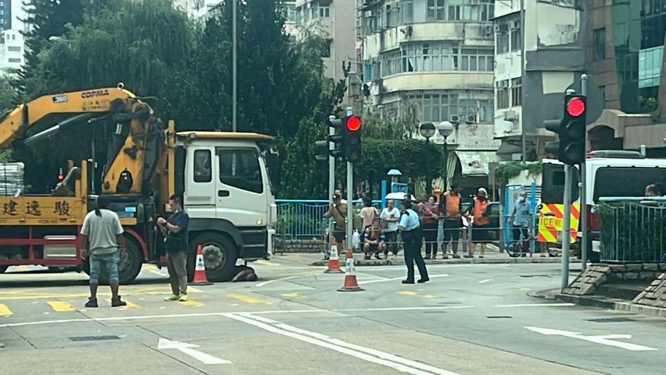 一輛重型吊臂車撞倒一名老翁，並將他捲入車底。(馬路的士討論區@fb圖)