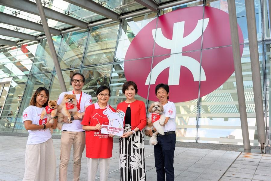港鐵下周六容許義工帶同「狗醫生」上車，提升市民對「狗醫生」輔助治療認識。(港鐵提供)