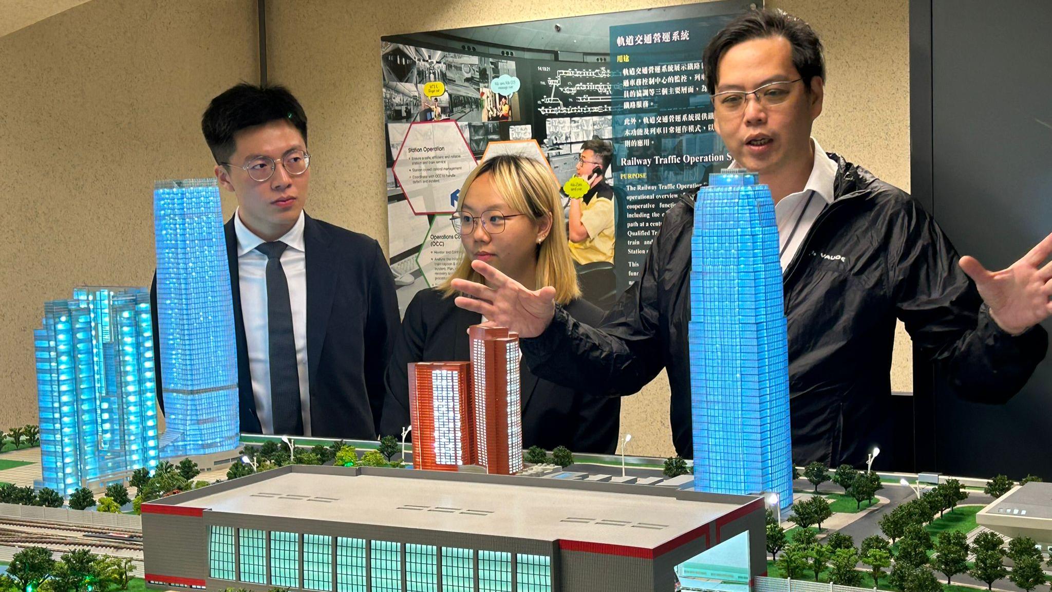 港鐵海外實習計劃競爭激烈　實習生遠赴倫敦客戶體驗部(港鐵圖片)