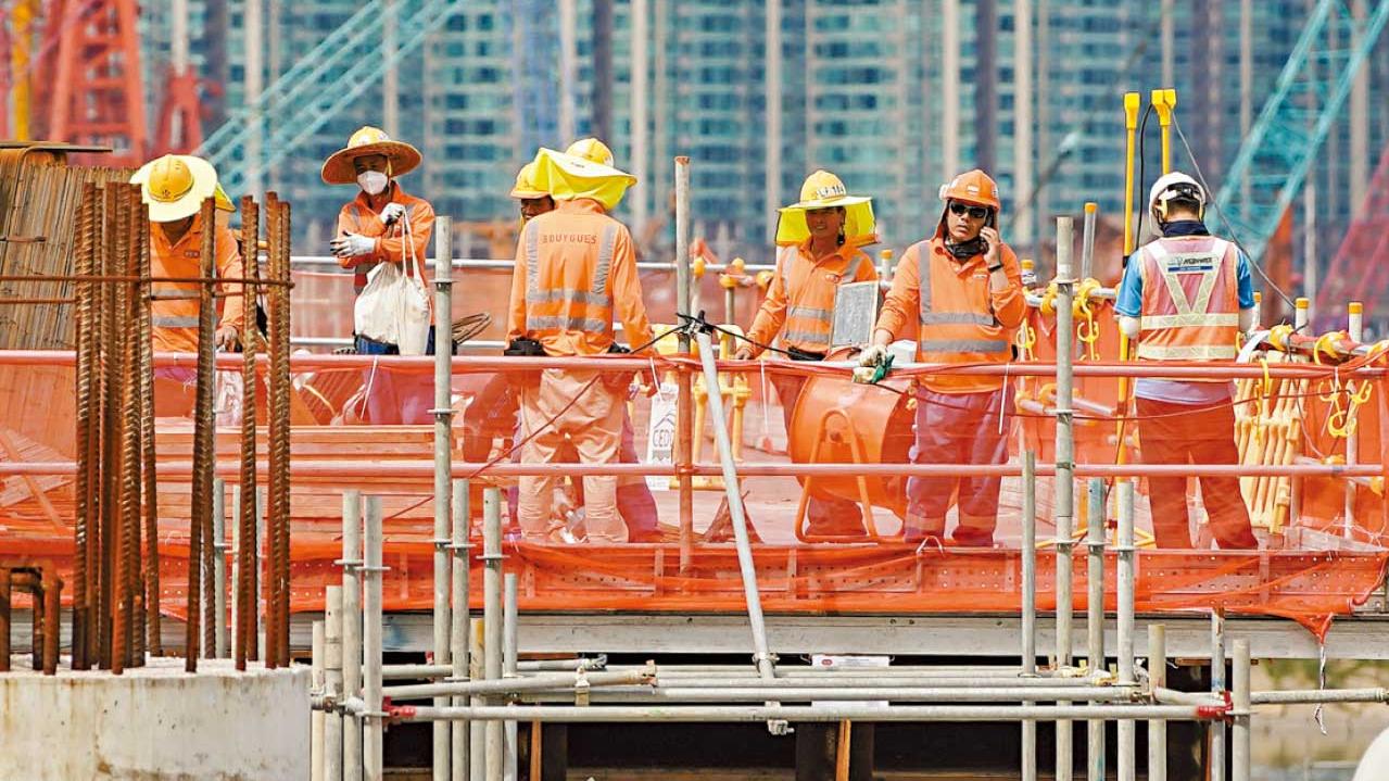 推建造業暑熱警告實務指引 建造商會倡不論工種設固定休息時間