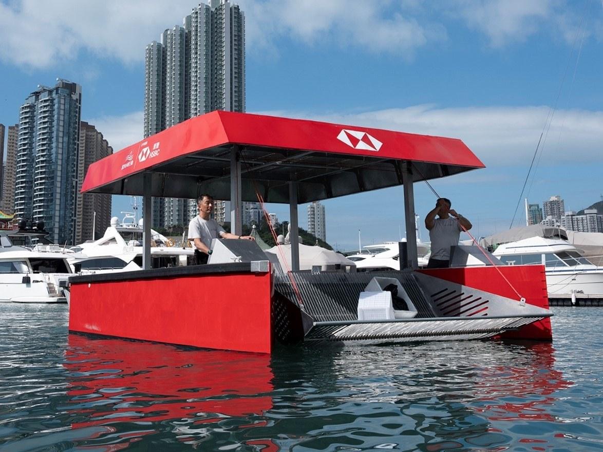 銅鑼灣避風塘「收垃圾太陽能小船」入水下沉 消防恐有人被困搜索