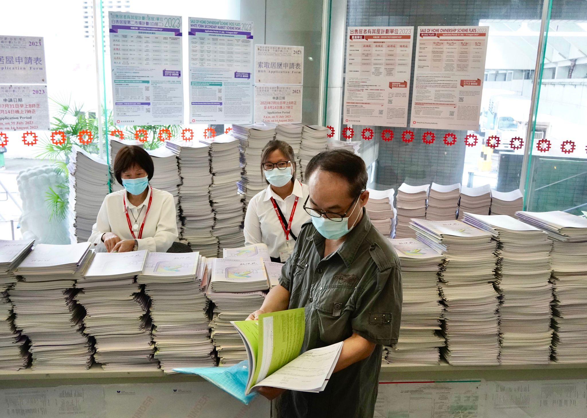 新一期居屋昨日接受申請，累計3.09萬份申請。(陳國峰攝)