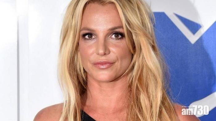 傳精神病復發 Britney Spears拍半裸碌床舔腳片
