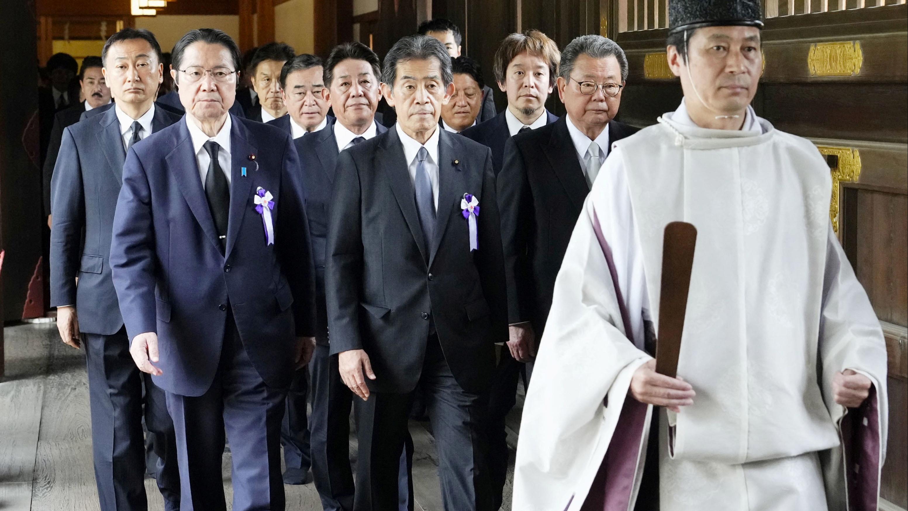 日本國會成員出席靖國神社的參拜。(路透社)