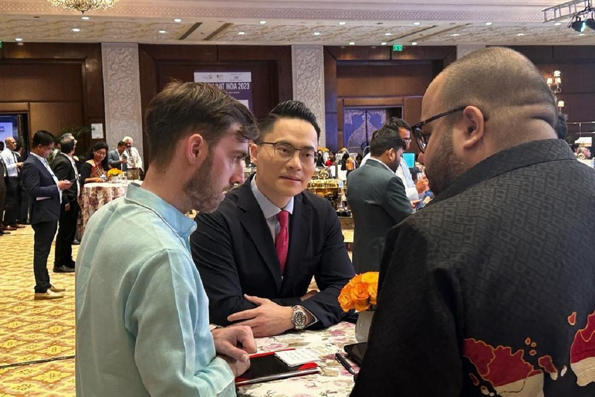 梁熙(中)在B20峰會與多國代表交流。(民建聯提供)