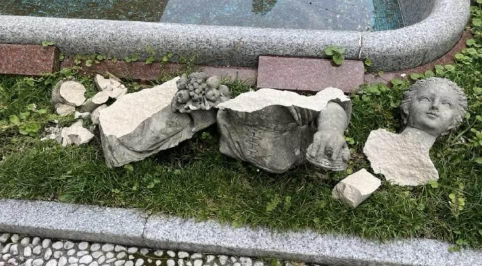 德國網紅破壞了意大利的一尊具歷史的雕像。(網上圖片)