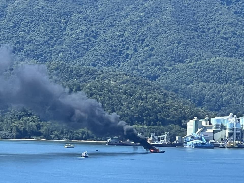 大埔三門仔漁船起火冒煙　船上8人逃生