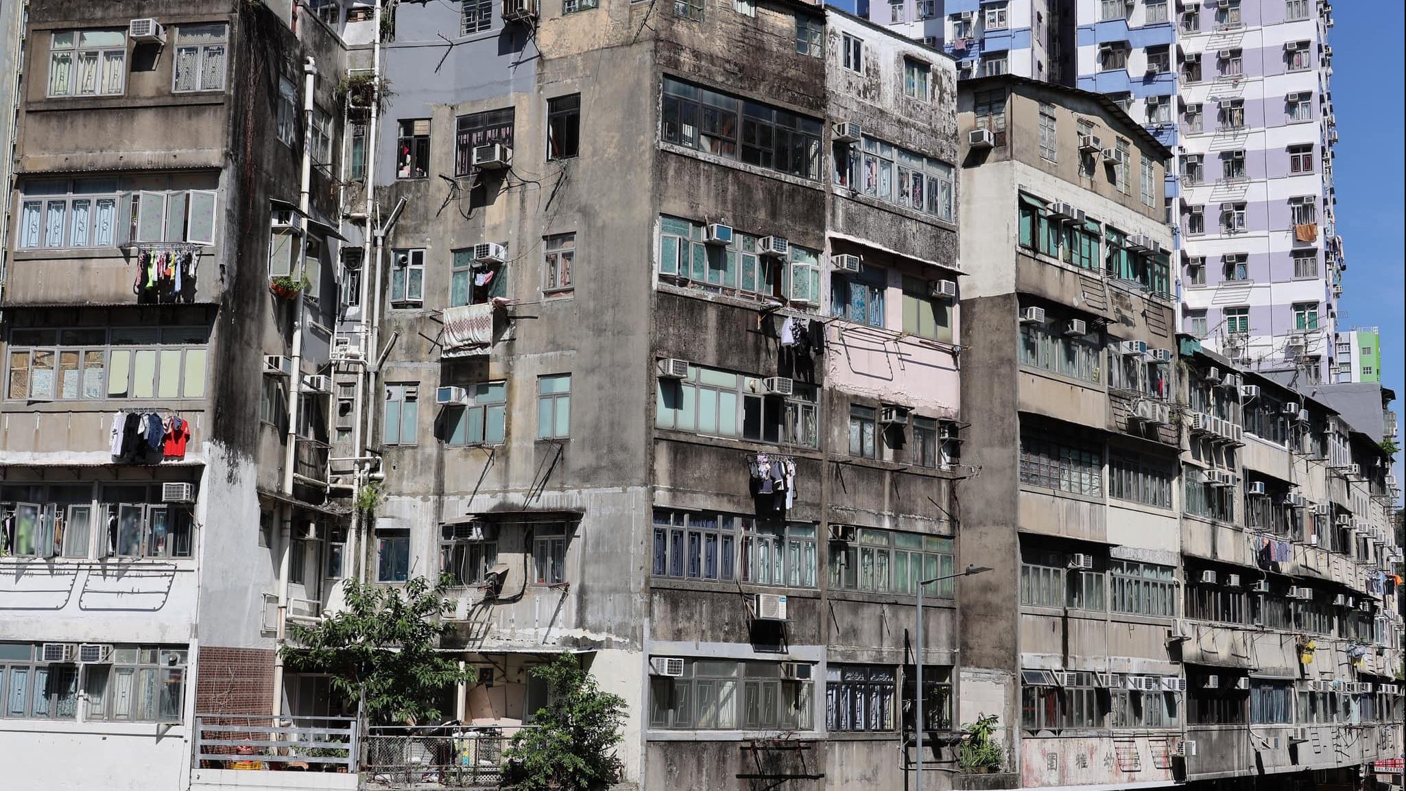 屋宇署指已為19幢發現有石屎或批盪鬆脫的樓宇安排緊急工程。(屋宇署FB)