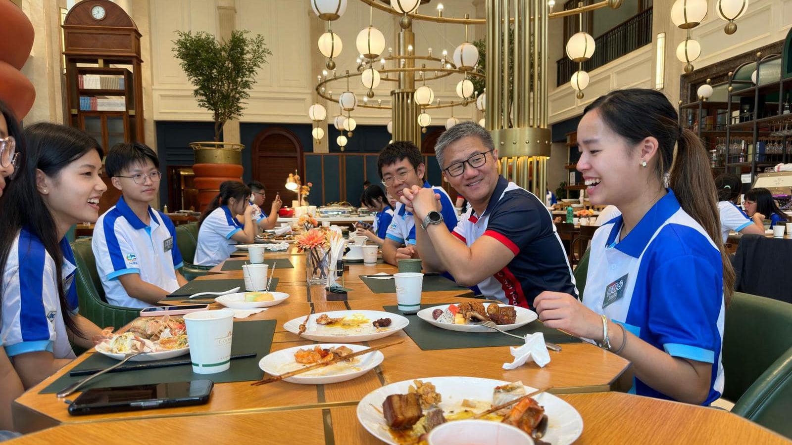 Ray Online｜蕭澤頤帶領少年警訊上東莞交流　與團員「食雪條」(少年警訊Facebook)