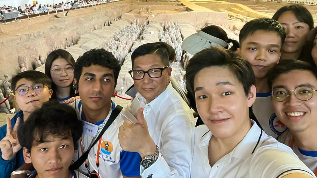 鄧炳強與保安局青年學員參觀兵馬俑。(鄧炳強FB)