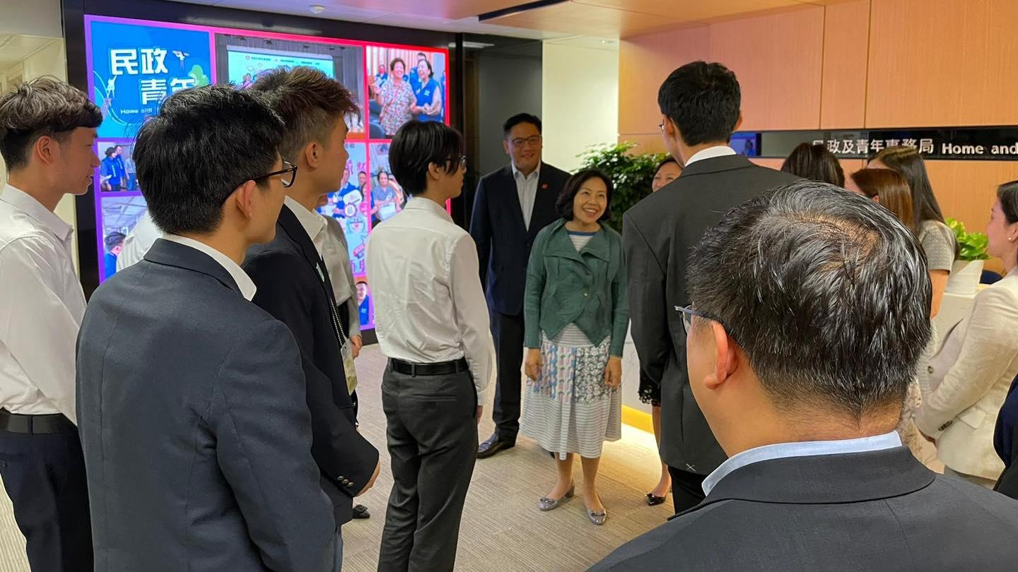 麥美娟與實習同學分享地區工作心得。(麥美娟FB)