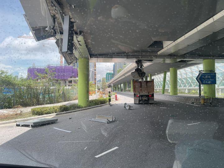 郵輪碼頭泥頭車疑未收好吊臂直掃天橋底 碎片擊毀城巴車窗