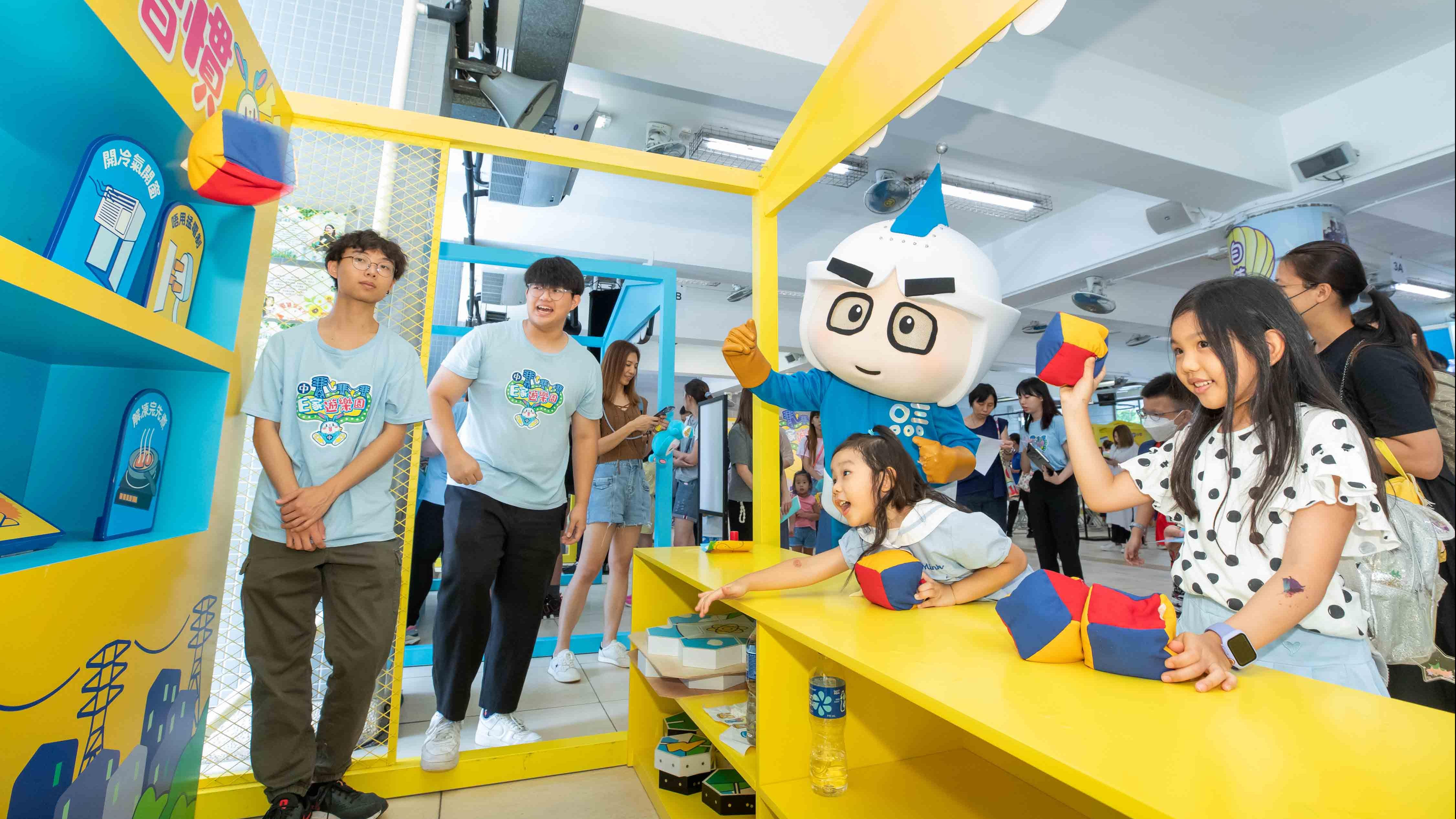 市民透過攤位遊戲學習節能知識。(中電提供)