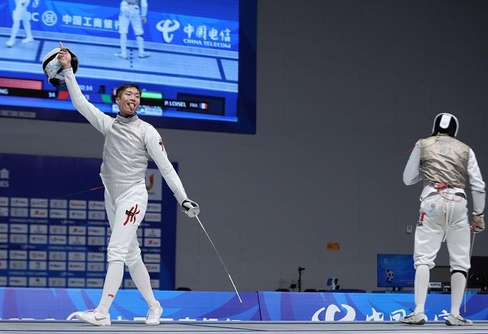 張家朗在世大運男子個人花劍項目奪得金牌。(新華社)