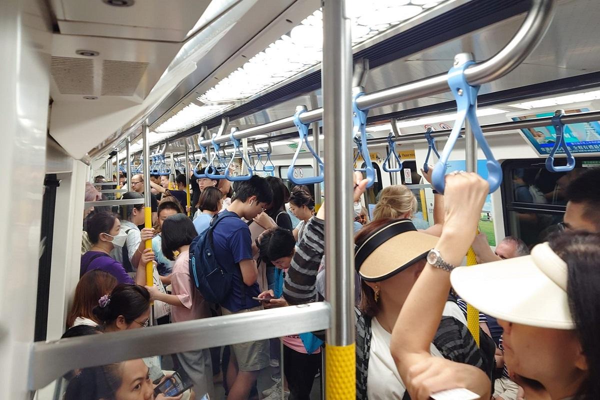 柴文瀚形容，非繁忙時間嘅南港島綫車廂擠逼程度，已經超越荃灣綫列車。(柴文瀚FB專頁)