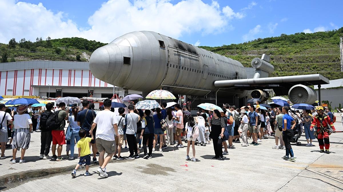 消防及救護學院舉行開放日，不少家長帶同子女到場參觀。(陳奕釗攝)