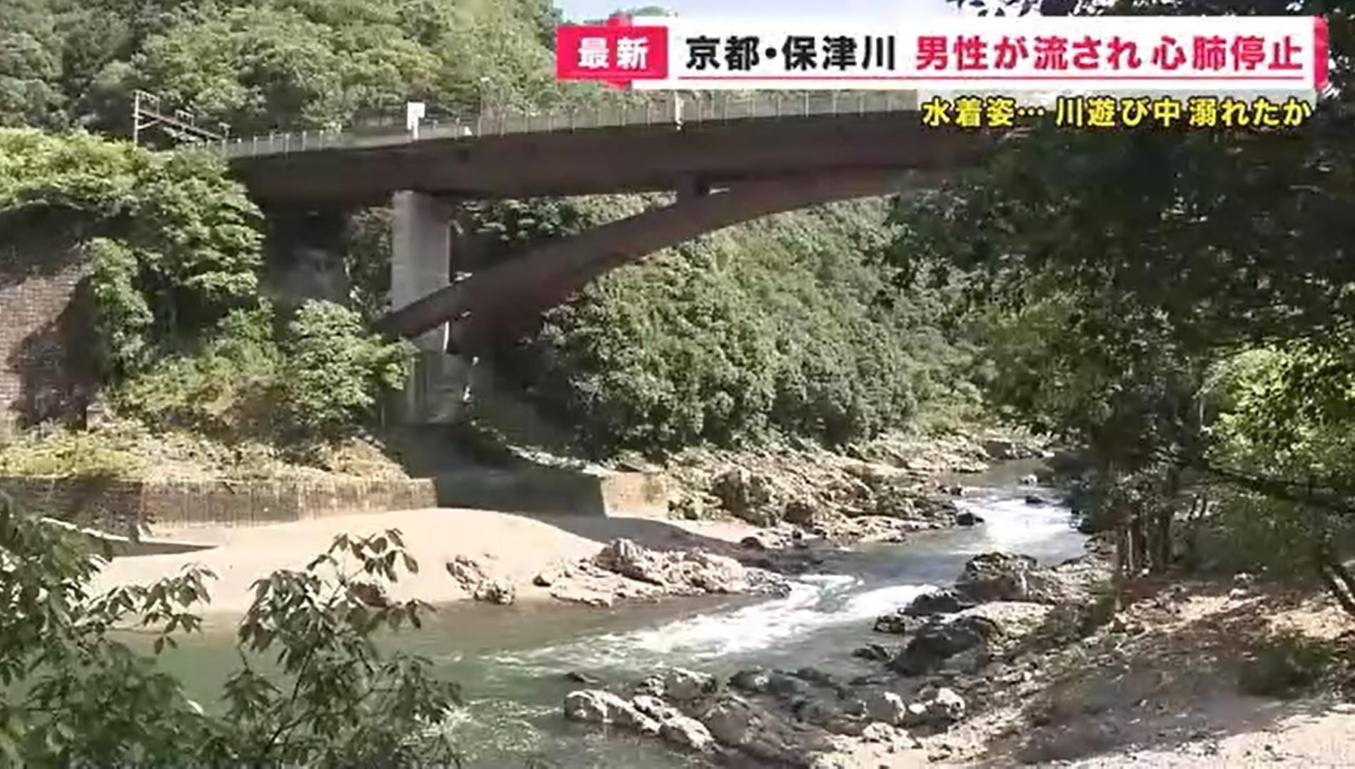 外籍遊客在京都保津川被沖走。(新聞截圖)