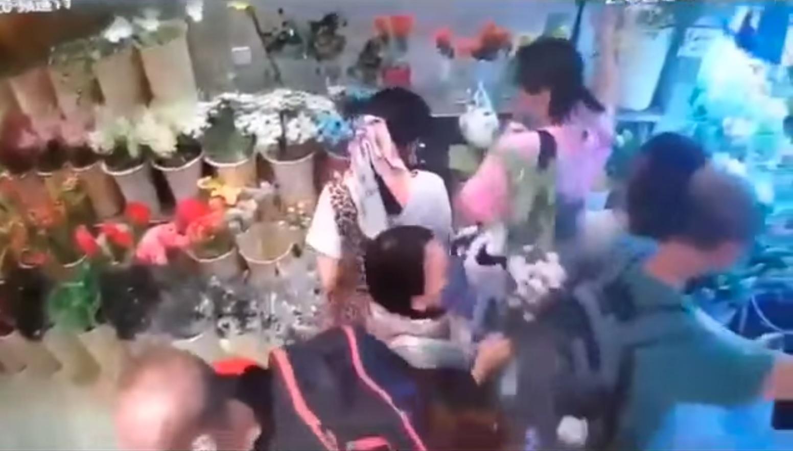 天眼直擊｜花墟女扒手「打荷包」與同黨即場分贓 男子買花失2000元現金