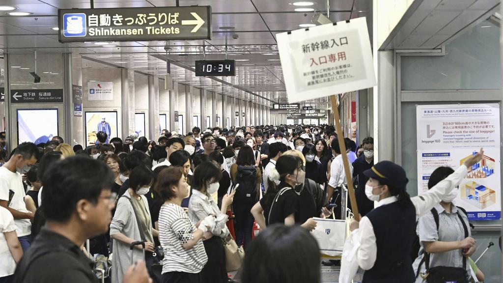 日本新幹線東京至大阪仍停運，多個車站滯留大批旅客。(美聯社)