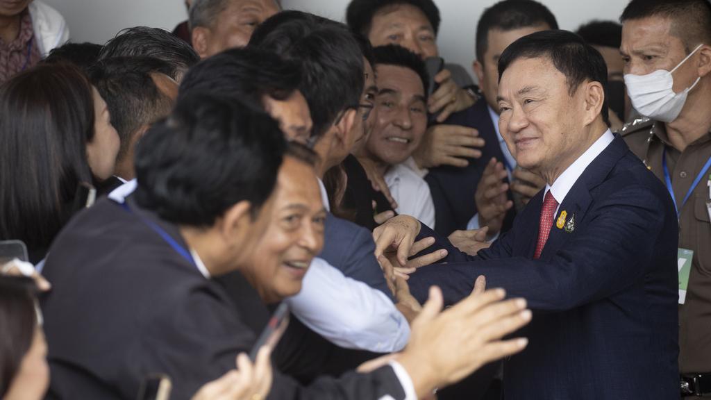 國際分析｜他信結束逾15年流亡返泰 束手就擒判囚8年 計好晒數