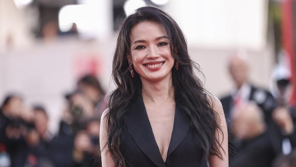 威尼斯電影節｜舒淇低V登場 開幕禮紅地氈星光黯淡