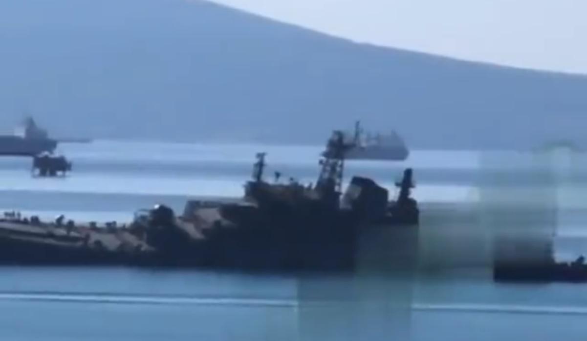 俄軍登陸艦被擊中後傾側。(影片截圖)