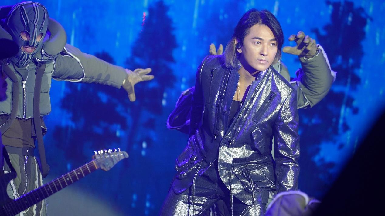 鄭伊健帶同黃淑蔓往美國巡唱  開show前病倒靠意志力完成演出