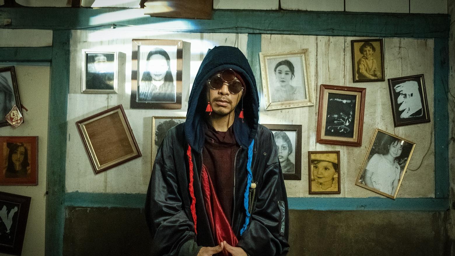 黃明志鬼節前夕出勸世新歌  MV掛滿冤案亡者黑白相驚見蔡天鳯