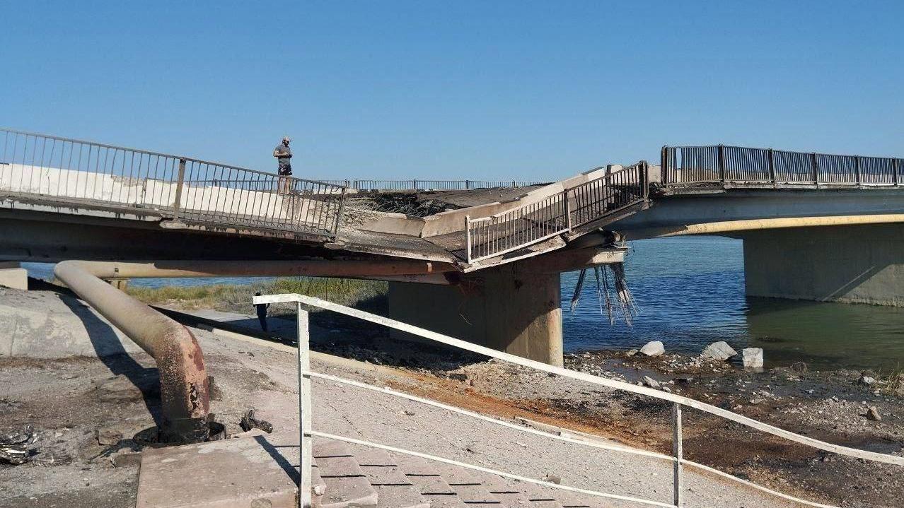 烏克蘭發布海尼切斯克大橋遇襲相片。(Twitter圖片)