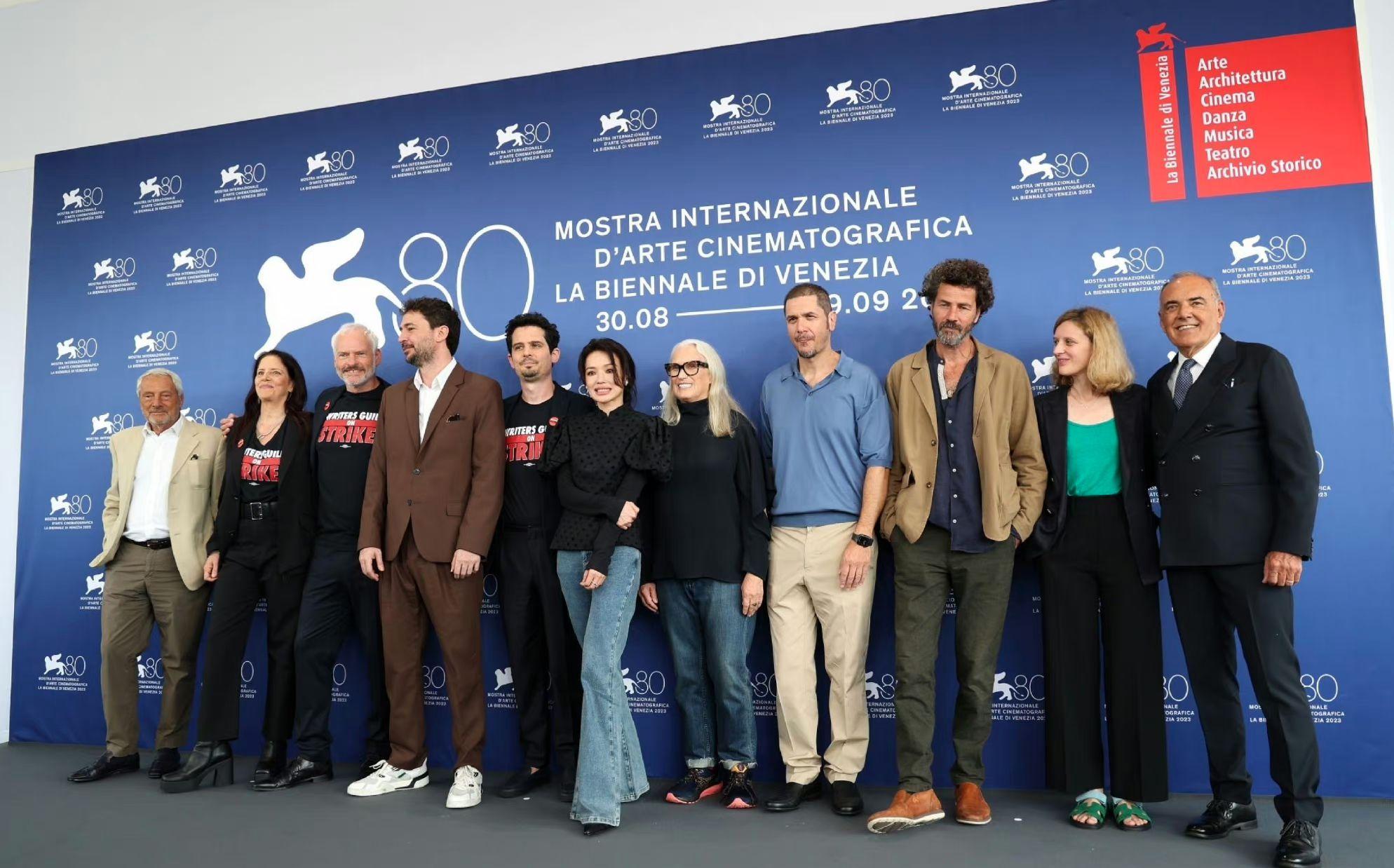 威尼斯電影節｜舒淇任評審企正C位 黑衫配牛仔褲一樣Sharp