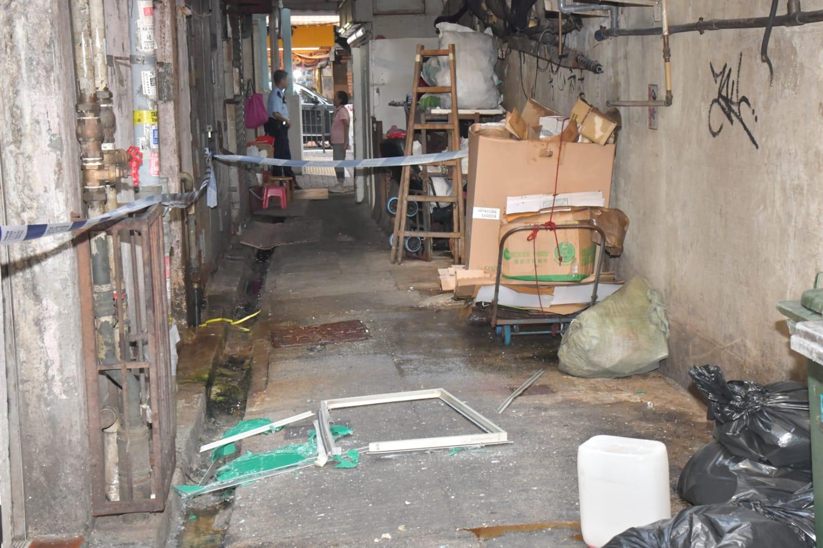 旺角寶安大廈鋁窗墜街　玻璃碎濺傷男途人　大廈7月曾兩度冧石屎