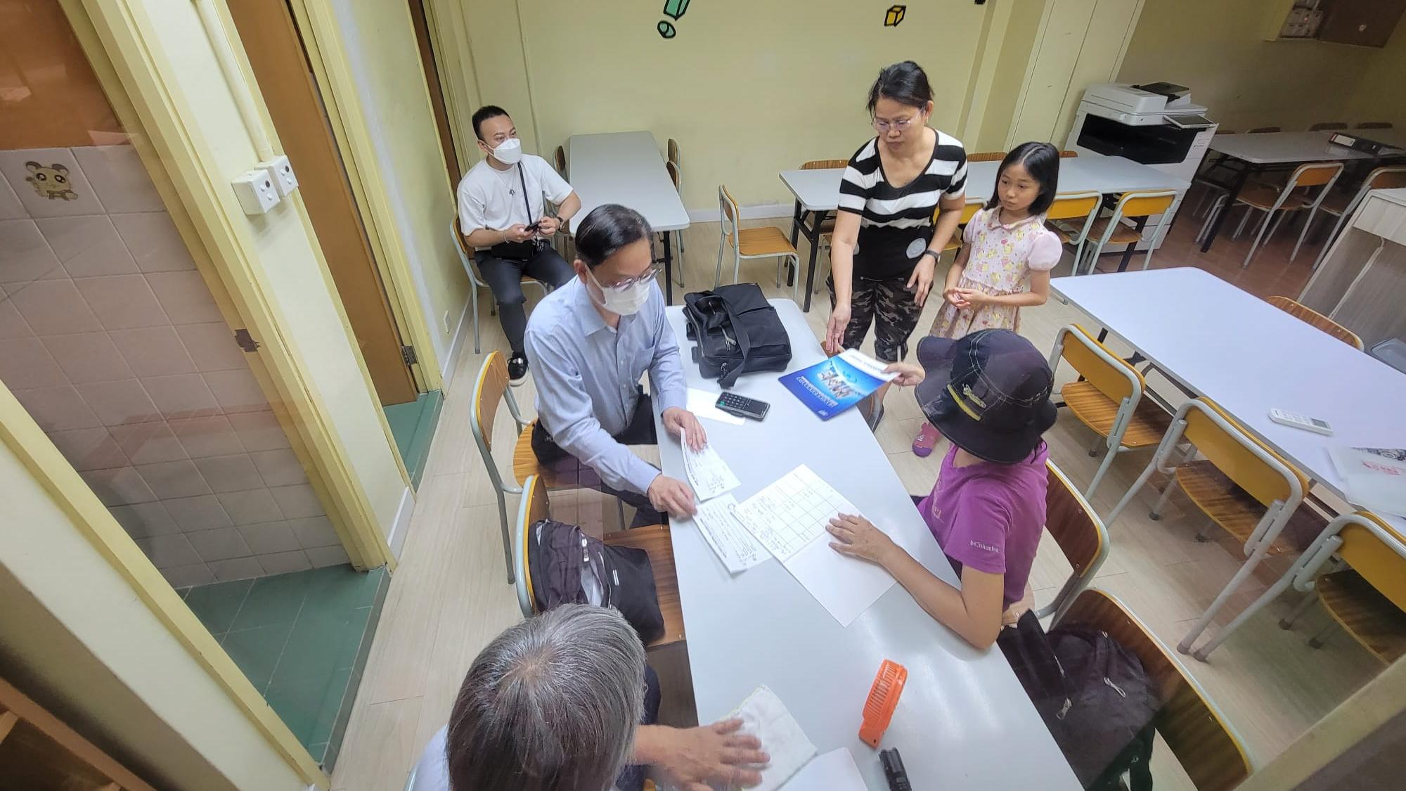 美孚補習社性侵案  有家長到場辦理退款手續  (鍾式明攝)