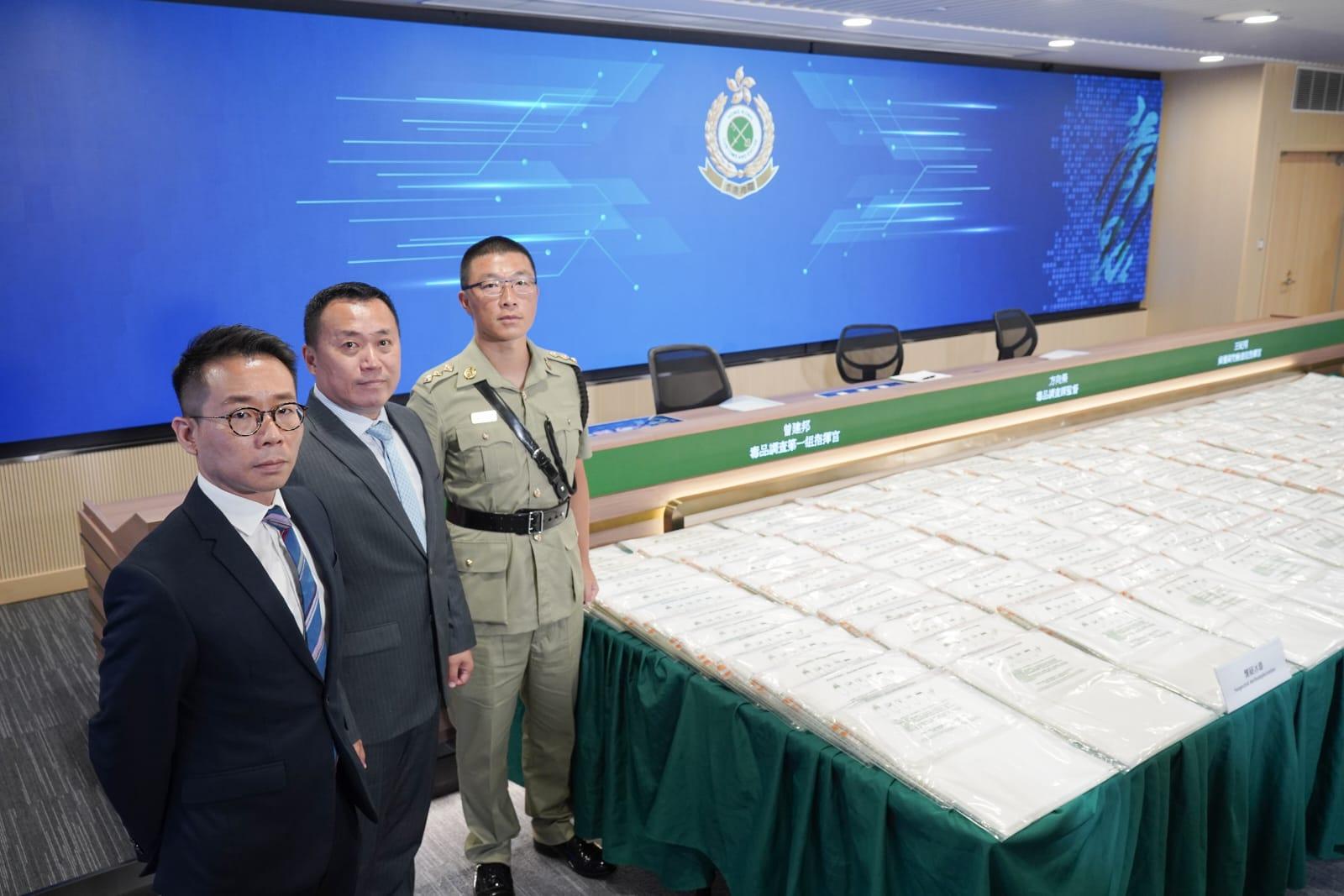 海關與澳洲聯手偵破一宗大型海路販運冰毒案件，檢獲240公斤值約1.7億元的懷疑冰毒。(李睿哲攝)