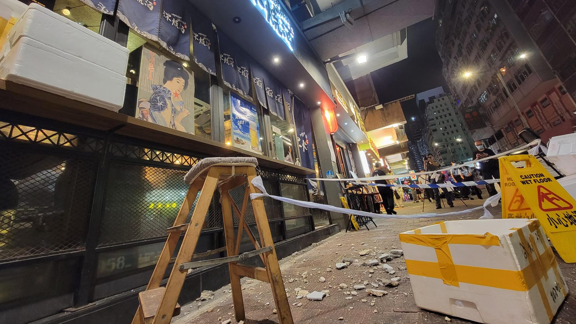 灣仔駱克道有大廈石屎剝落。(鍾式明攝)