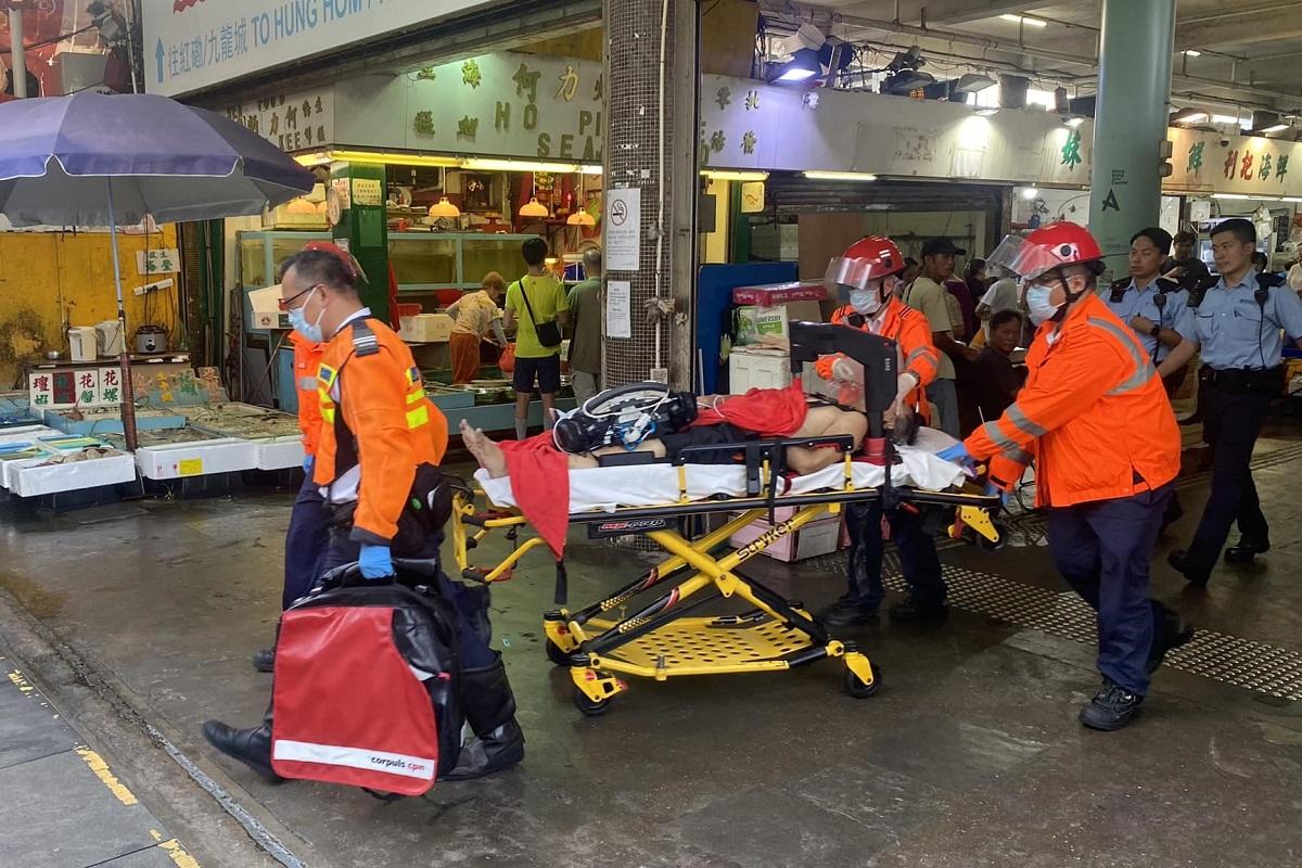 墮海男子獲救後由救援人員送院搶救。(網民Sammul Wong@FB群組「香港突發事故報料區及討論區」)