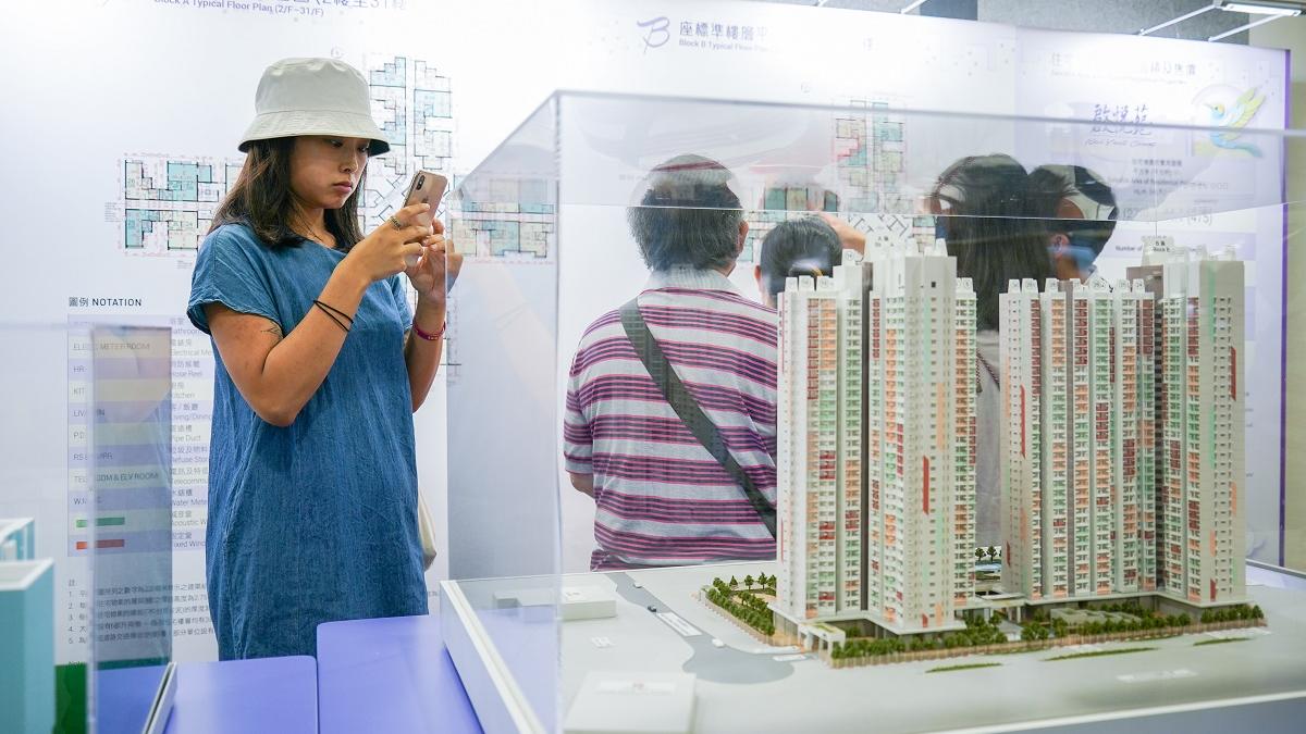 在居屋2023及白居二2023截止申請日，仍有不少市民到房委會客務中心交表和了解推出屋苑。(李睿哲攝)