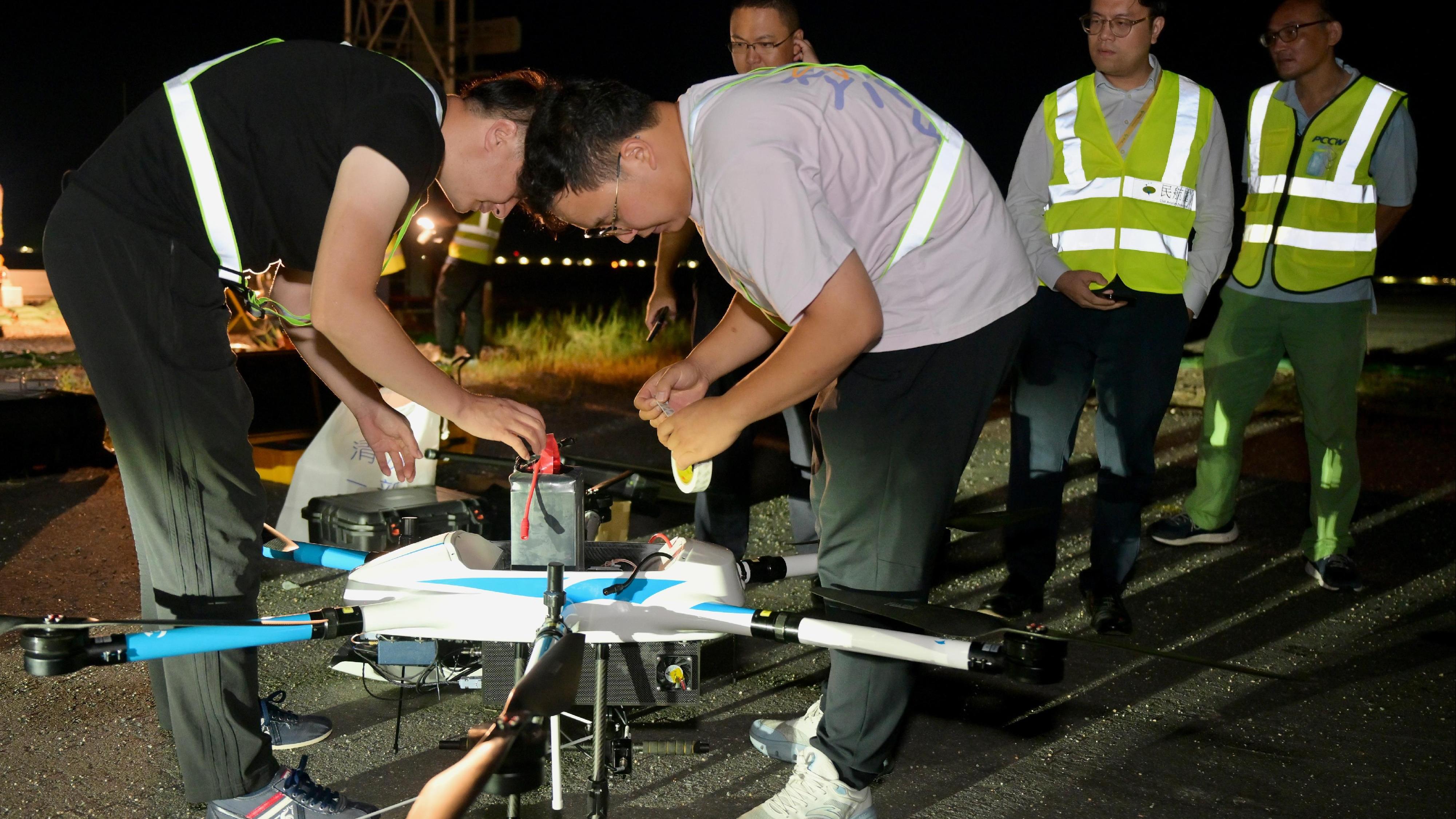民航處在香港國際機場利用小型無人機進行飛行校驗測試。(政府新聞處)