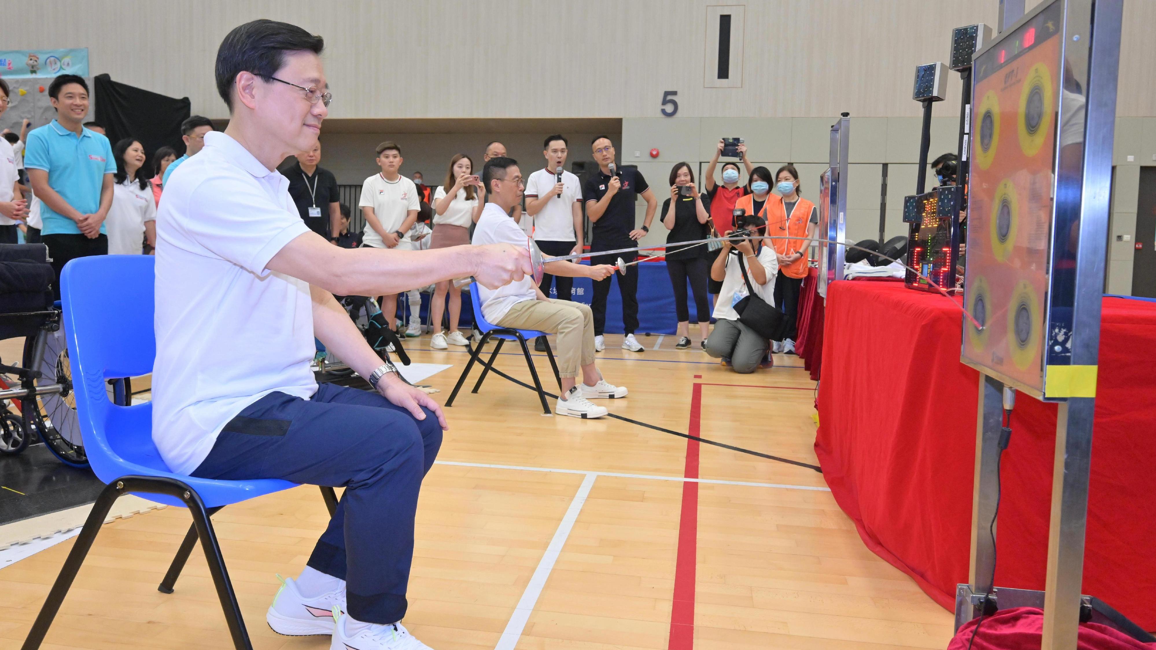 李家超挑戰電子劍靶。(康文署圖片)